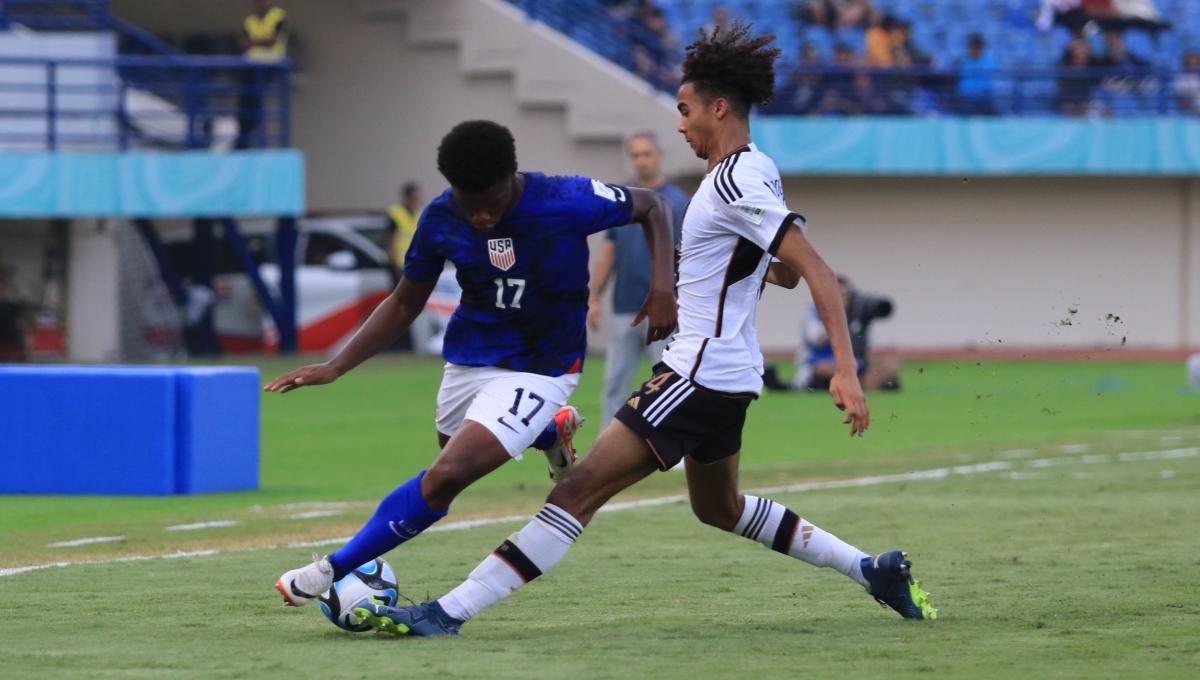 Bek Timnas Jerman U-17, Odogu David menghadang striker Timnas Amerika U-17, Keyrol pada babak 16 besar Piala Dunia U-17 2023 di Stadion Si Jalak Harupat, Kabupaten Bandung, Selasa (21/11/23). (Arif)