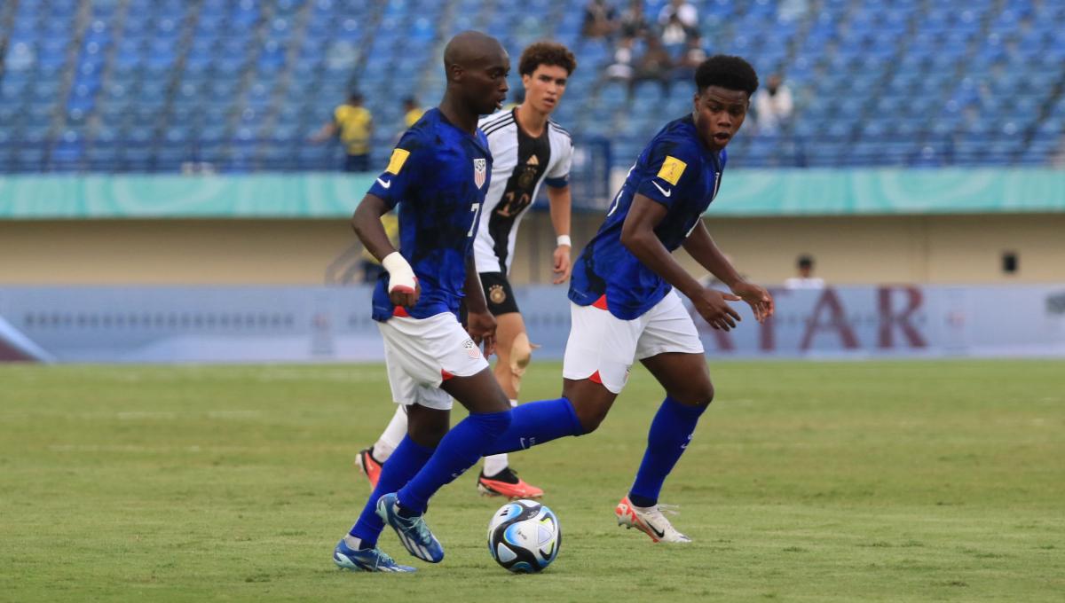 Striker Timnas Amerika U-17, Nimfasha Berchimas menguasai bola saat menghadapi Timnas Jerman pada babak 16 besar Piala Dunia U-17 2023 di Stadion Si Jalak Harupat, Kabupaten Bandung, Selasa (21/11/23). (Arif)