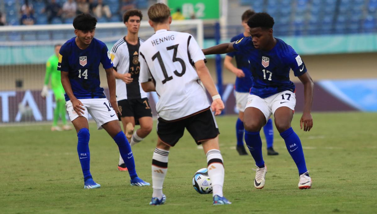 Bek Timnas Jerman U-17, Henning Maximilian menutup pergerakan pemain Timnas Amerika U-17, pada babak 16 besar Piala Dunia U-17 2023 di Stadion Si Jalak Harupat, Kabupaten Bandung, Selasa (21/11/23). (Arif)