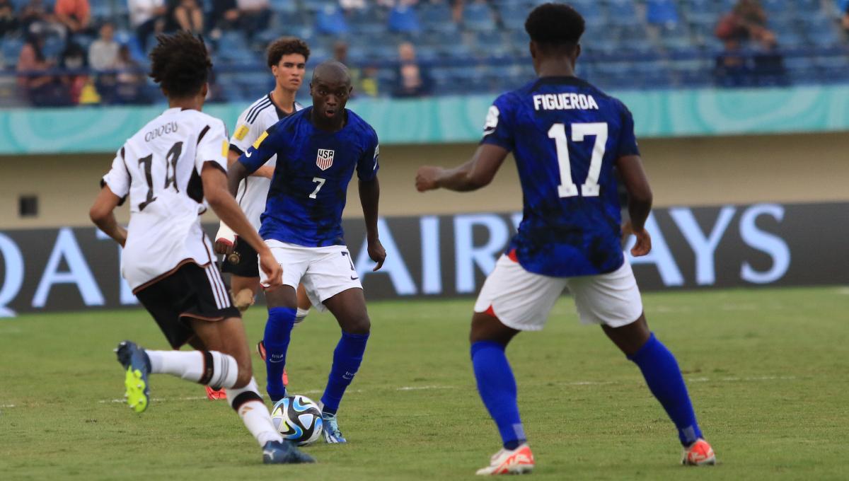 Striker Timnas Amerika U-17, Nimfasha Berchimas dikawal ketat pemain Timnas Jerman pada babak 16 besar Piala Dunia U-17 2023 di Stadion Si Jalak Harupat, Kabupaten Bandung, Selasa (21/11/23). (Arif)