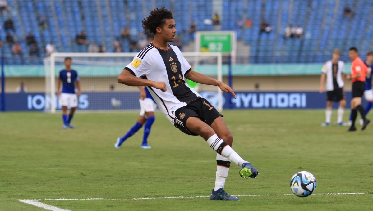 Bek Timnas Jerman U-17, Odogu David mengamankan bola saat menghadapi Timnas Amerika U-17, pada babak 16 besar Piala Dunia U-17 2023 di Stadion Si Jalak Harupat, Kabupaten Bandung, Selasa (21/11/23). (Arif)