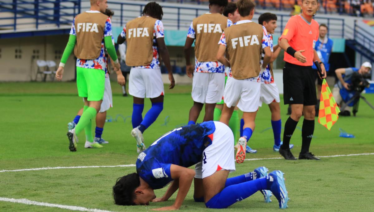 Gelandang Timnas Amerika U-17, Habroune Taha merayakakan golnya ke gawang Timnas Jerman U-17 pada babak 16 besar Piala Dunia U-17 2023 di Stadion Si Jalak Harupat, Kabupaten Bandung, Selasa (21/11/23). (Arif)