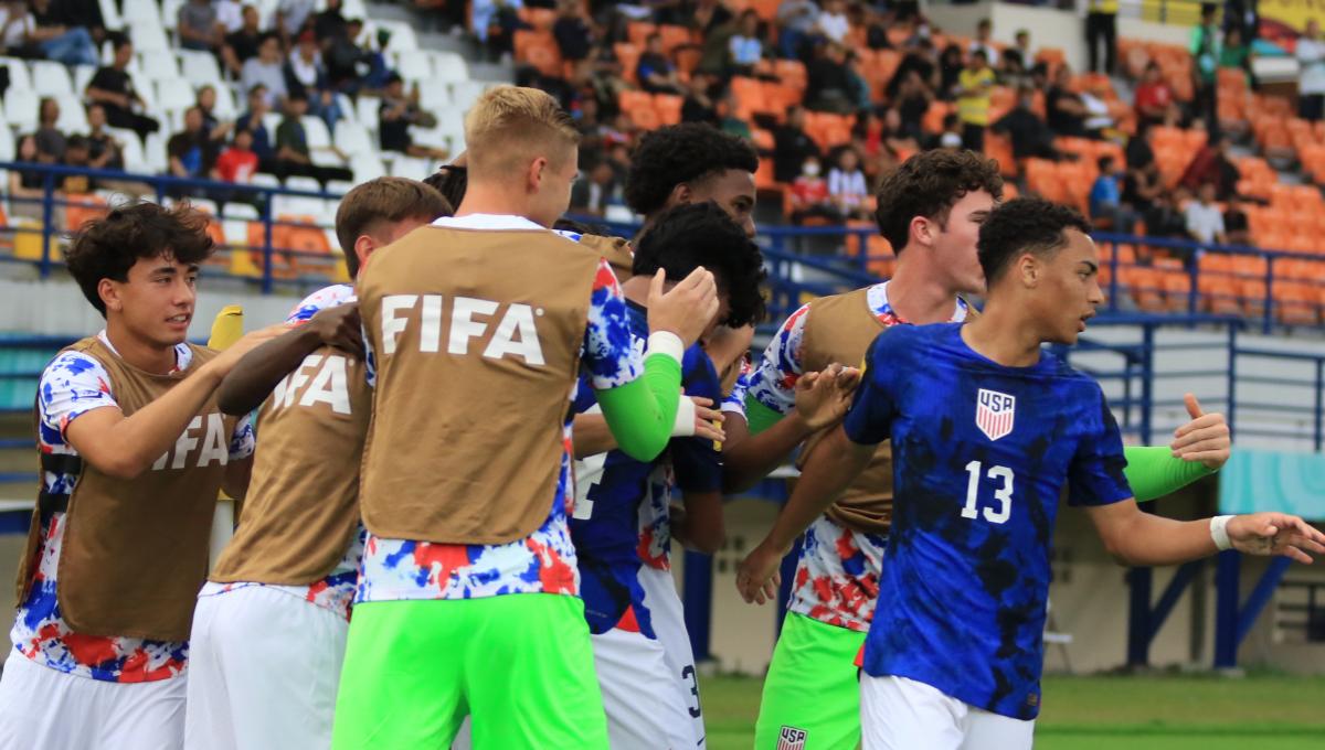 Pemain Timnas Amerika U-17, merayakakan gol Habroune Taha ke gawang Timnas Jerman U-17 pada babak 16 besar Piala Dunia U-17 2023 di Stadion Si Jalak Harupat, Kabupaten Bandung, Selasa (21/11/23). (Arif)