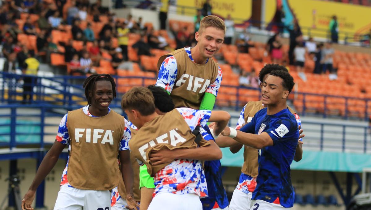 Pemain Timnas Amerika U-17, merayakakan gol Habroune Taha ke gawang Timnas Jerman U-17 pada babak 16 besar Piala Dunia U-17 2023 di Stadion Si Jalak Harupat, Kabupaten Bandung, Selasa (21/11/23). (Arif)