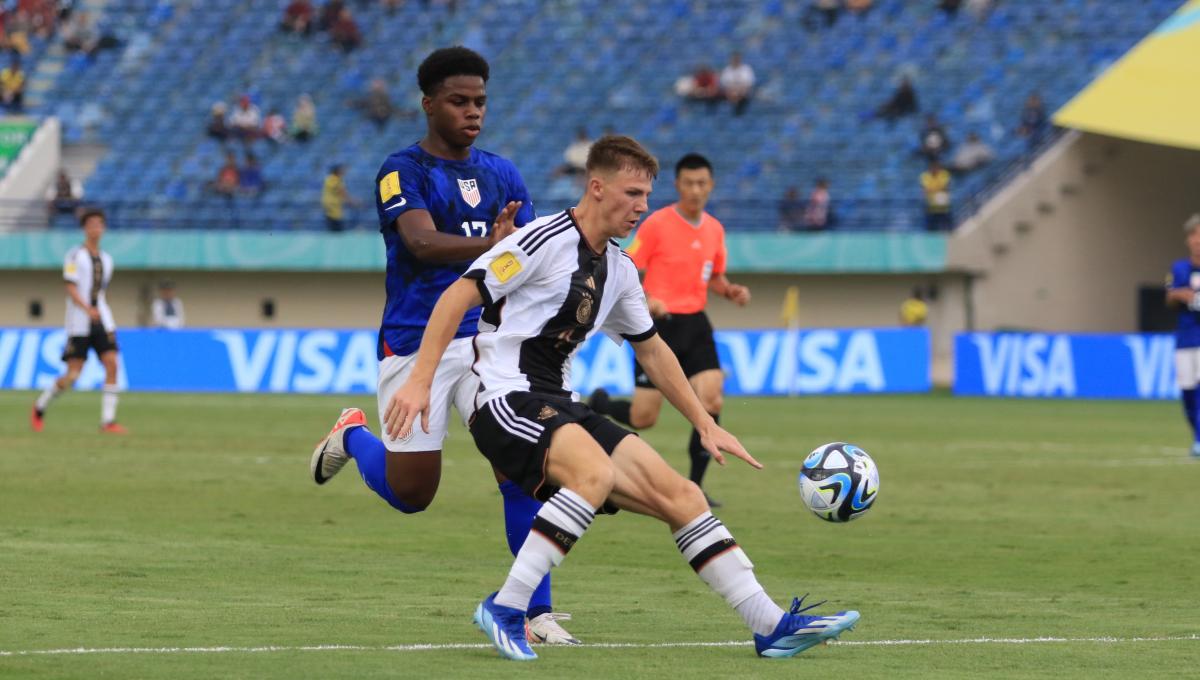 Bek Timnas Jerman U-17, Jeltsch Finn mengamankan bola saat menghadapi Timnas Amerika U-17, pada babak 16 besar Piala Dunia U-17 2023 di Stadion Si Jalak Harupat, Kabupaten Bandung, Selasa (21/11/23). (Arif)