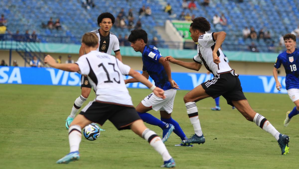 Gelandang Timnas Amerika U-17, Habroune Taha dikawal ketat pemain Timnas Jerman U-17 pada babak 16 besar Piala Dunia U-17 2023 di Stadion Si Jalak Harupat, Kabupaten Bandung, Selasa (21/11/23). (Arif)