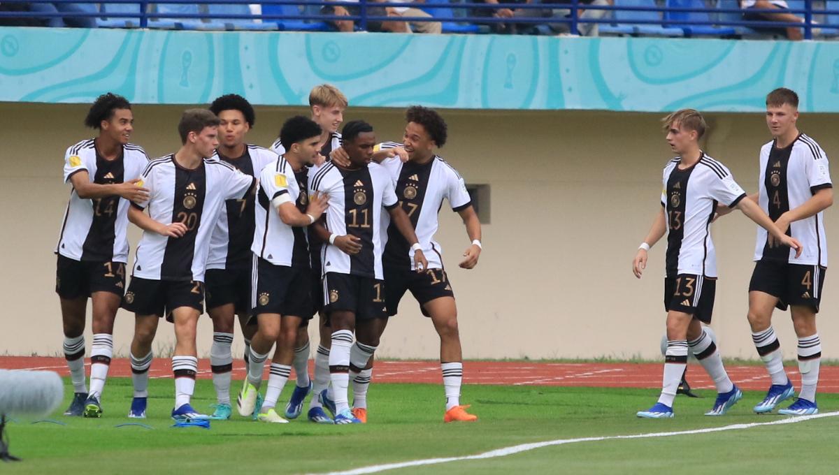 Timnas Jerman U-17, merayakakan gol Herrmann Charles ke gawang Timnas Amerika U-17, pada babak 16 besar Piala Dunia U-17 2023 di Stadion Si Jalak Harupat, Kabupaten Bandung, Selasa (21/11/23). (Arif)