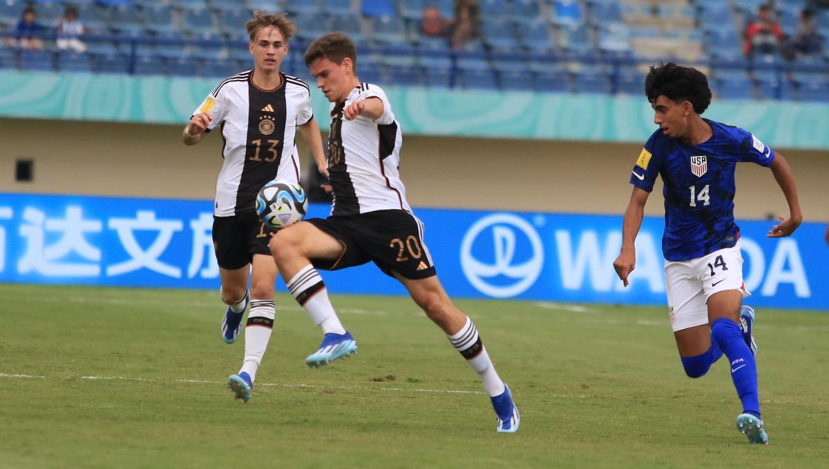 Striker Timnas Jerman U-17, Ramsak Robert mengamankan bola saat menghadapi Timnas Amerika U-17, pada babak 16 besar Piala Dunia U-17 2023 di Stadion Si Jalak Harupat, Kabupaten Bandung, Selasa (21/11/23). (Arif)