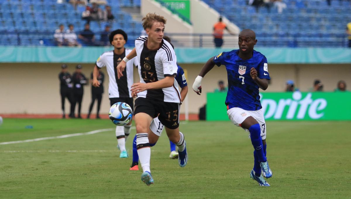 Bek Timnas Jerman U-17, Henning Maximilian berebut bola dengan striker Timnas Amerika U-17, Nimfasha Berchimas pada babak 16 besar Piala Dunia U-17 2023 di Stadion Si Jalak Harupat, Kabupaten Bandung, Selasa (21/11/23). (Arif)