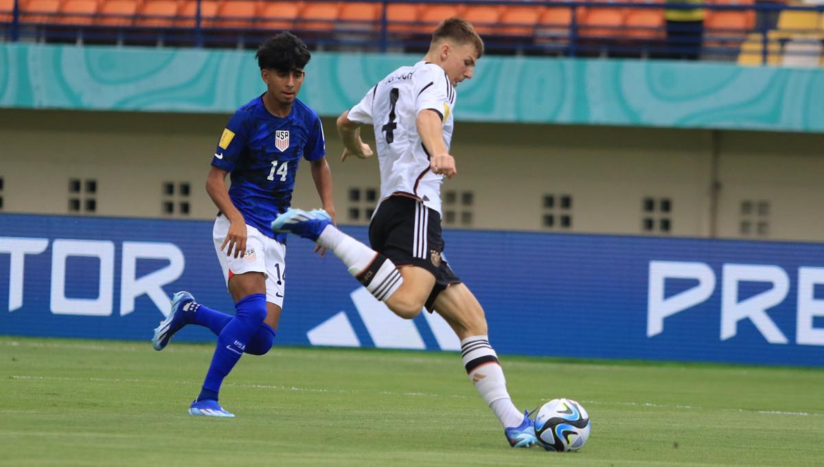 Bek Timnas Jerman U-17, Jeltsch Finn mengamankan bola saat menghadapi Timnas Amerika U-17, pada babak 16 besar Piala Dunia U-17 2023 di Stadion Si Jalak Harupat, Kabupaten Bandung, Selasa (21/11/23). (Arif)