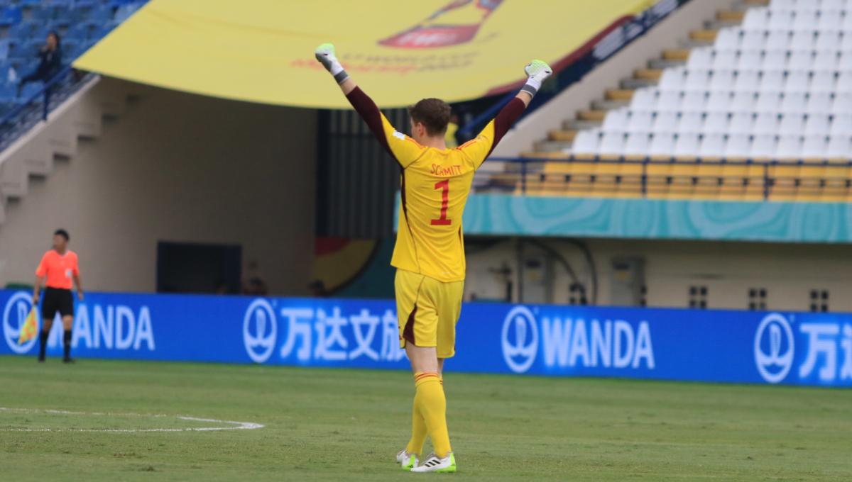 Kiper Timnas Jerman U-17, Schmitt Max merayakakan gol rekannya ke gawang Timnas Amerika U-17, pada babak 16 besar Piala Dunia U-17 2023 di Stadion Si Jalak Harupat, Kabupaten Bandung, Selasa (21/11/23). (Arif)