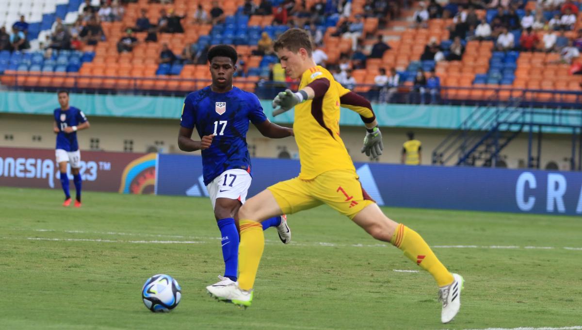 Kiper Timnas Jerman U-17, Schmitt Max mengamankan bola saat menghadapi Timnas Amerika U-17, pada babak 16 besar Piala Dunia U-17 2023 di Stadion Si Jalak Harupat, Kabupaten Bandung, Selasa (21/11/23). (Arif)