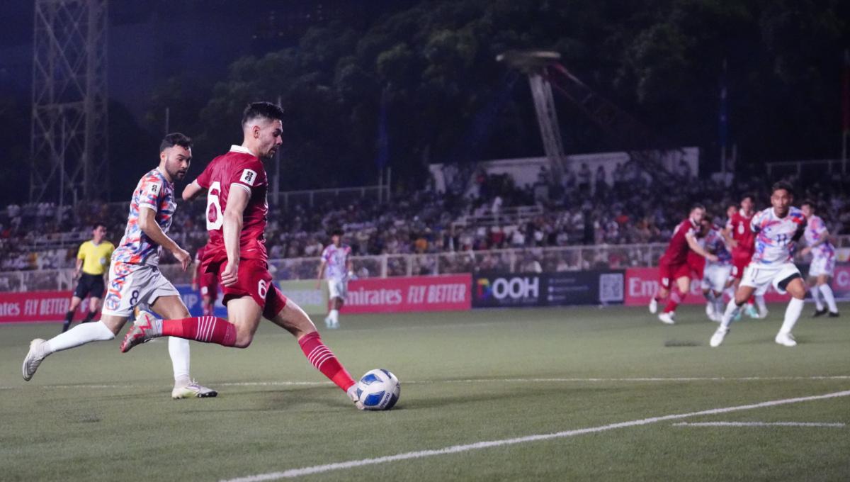 Pemain Timnas Indonesia, Sandy Walsh saat hendak mengirim umpan ke rekannya dibayangi ketat pemain Filipina pada laga Kualifikasi Piala Dunia 2026 melawan di Rizal Memorial Stadium, Selasa (21/11/23).