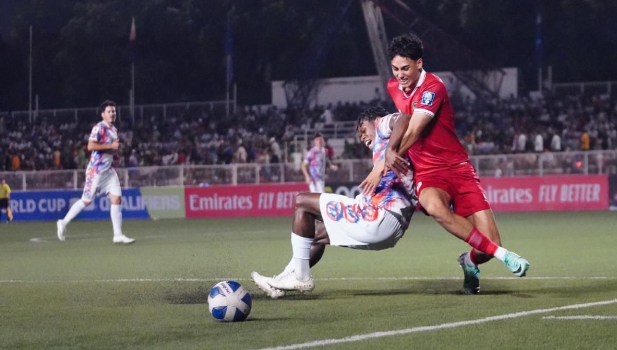 Pemain Timnas Indonesia, Rafael Struick menjatuhkan pemain Filipina usai berebut bola pada laga Kualifikasi Piala Dunia 2026 di Rizal Memorial Stadium, Selasa (21/11/23).