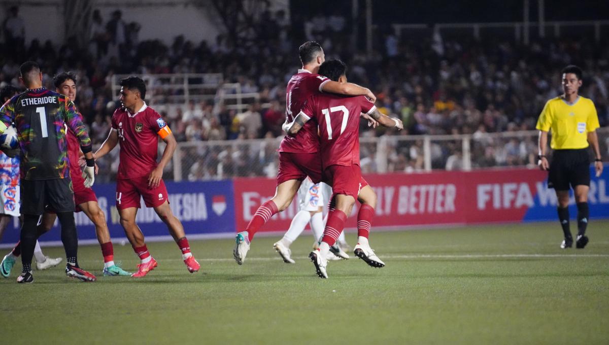 Selebrasi pemain Timnas Indonesia, Saddil Ramdani dan Jordi Amat usai cetak gol ke gawang Filipina pada laga Kualifikasi Piala Dunia 2026 di Rizal Memorial Stadium, Selasa (21/11/23).