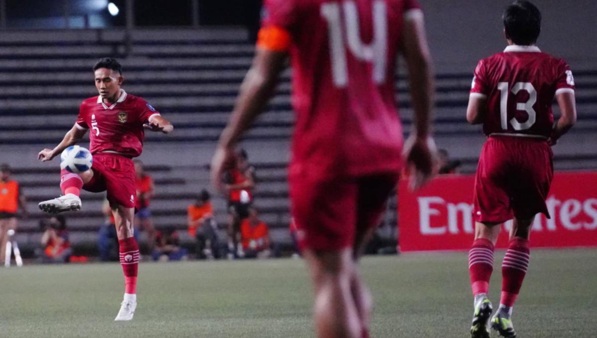 Pemain Timnas Indonesia, Rizky Ridho mengontrol bola pada laga Kualifikasi Piala Dunia 2026 melawan Filipina di Rizal Memorial Stadium, Selasa (21/11/23).