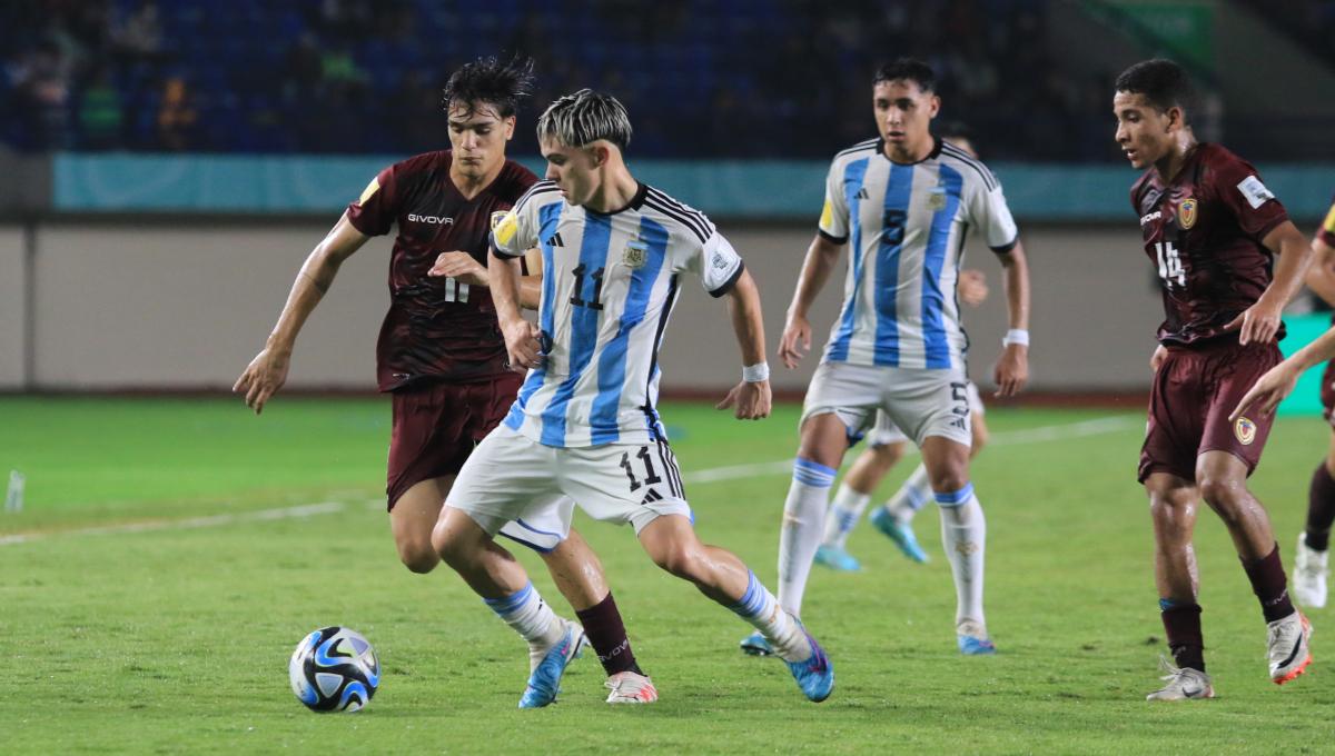 Striker Timnas Argentina U-17, Lopez Santiago, dibayang-bayangi gelandang Timnas Venezuela U-17, Arango Juan pada babak 16 besar Piala Dunia U-17 2023 di Stadion Si Jalak Harupat, Kabupaten Bandung, Selasa (21/11/23). (Arif)