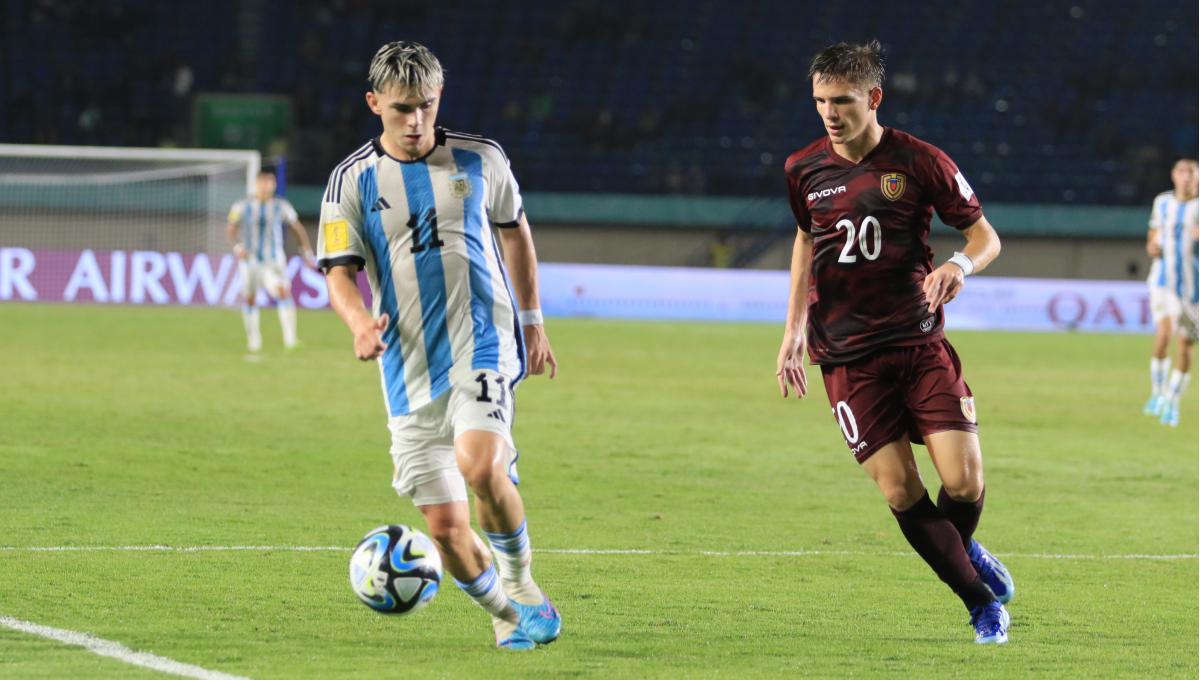 Striker Timnas Argentina U-17, Lopez Santiago, dibayang-bayangi bek Timnas Venezuela U-17, Balbo Luis pada babak 16 besar Piala Dunia U-17 2023 di Stadion Si Jalak Harupat, Kabupaten Bandung, Selasa (21/11/23). (Arif)