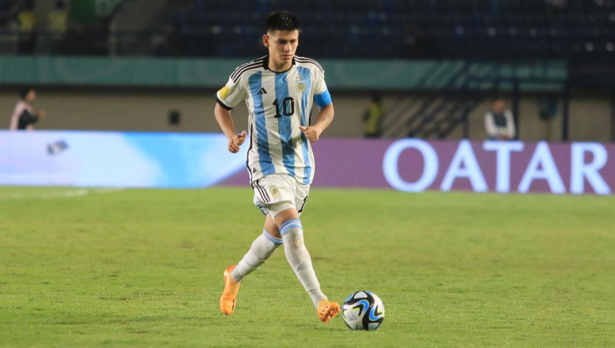 Barcelona mulai ketir-ketir lantaran Claudio Echeverri mulai dipepet dua raksaa Inggris, Manchester City dan Chelsea pada bursa transfer musim dingin 2024.(Arif)