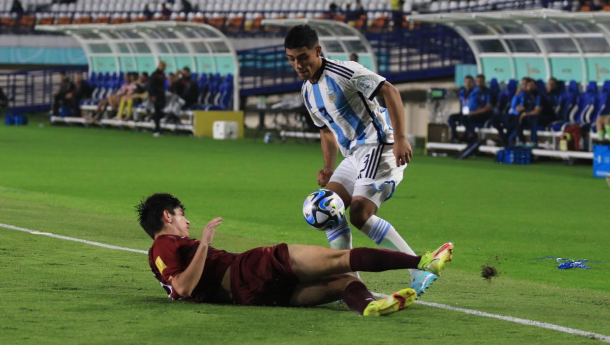 Bek Timnas Argentina U-17, Ontivero Octavio dijegal pemain Timnas Venezuela U-17, pada babak 16 besar Piala Dunia U-17 2023 di Stadion Si Jalak Harupat, Kabupaten Bandung, Selasa (21/11/23). (Arif)