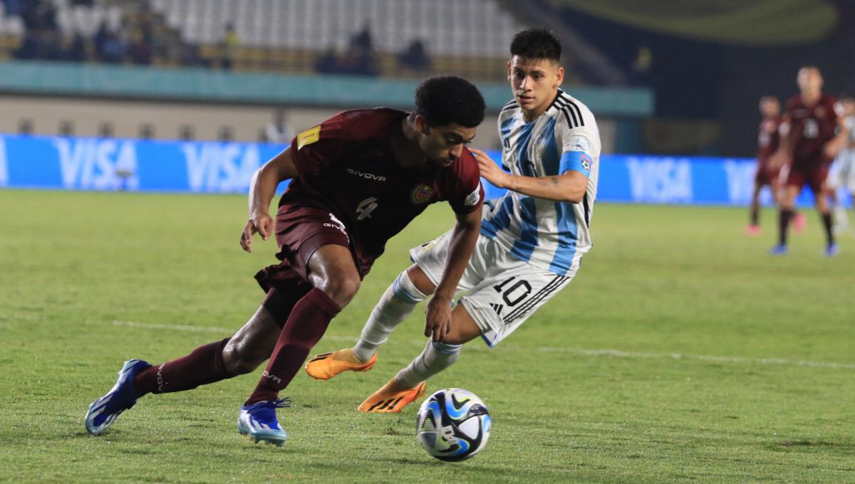 Bek Timnas Venezuela U-17,  Raap Yiandro mencoba melewati kapten Timnas Argentina U-17,  Echeverri Claudio, pada babak 16 besar Piala Dunia U-17 2023 di Stadion Si Jalak Harupat, Kabupaten Bandung, Selasa (21/11/23). (Arif)