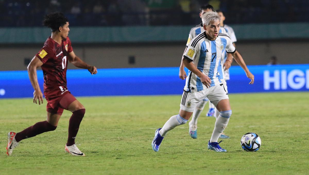 Striker Timnas Argentina U-17, Subiabre Ian menguasi bola saat menghadapi Timnas Venezuela U-17, pada babak 16 besar Piala Dunia U-17 2023 di Stadion Si Jalak Harupat, Kabupaten Bandung, Selasa (21/11/23). (Arif)