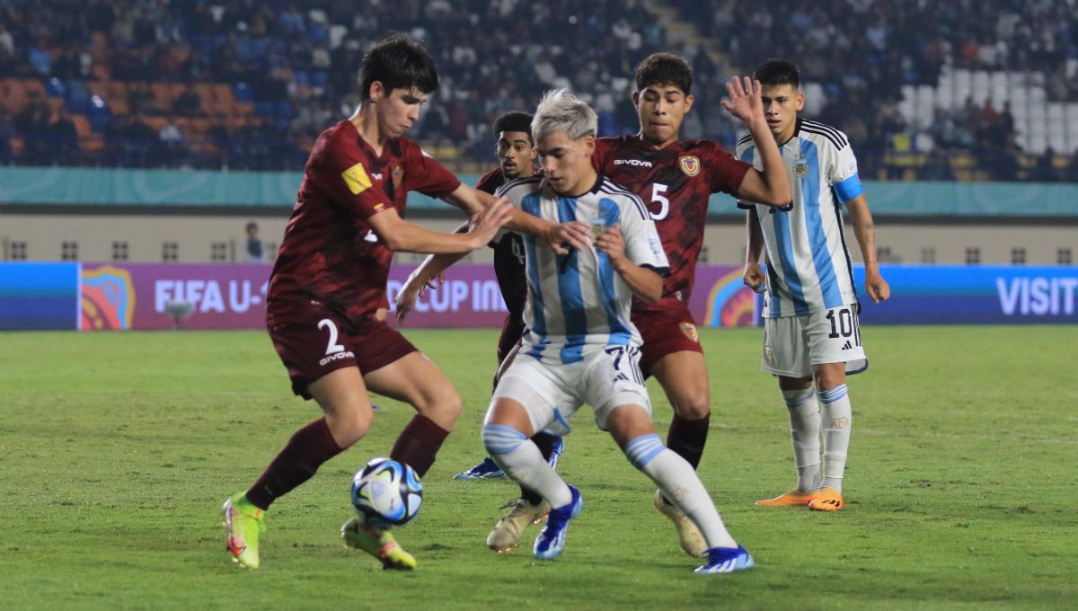 Striker Timnas Argentina U-17, Subiabre Ian dikawal ketat pemain Timnas Venezuela U-17, Ibbara Pablo dan Correa Jose pada babak 16 besar Piala Dunia U-17 2023 di Stadion Si Jalak Harupat, Kabupaten Bandung, Selasa (21/11/23). (Arif)