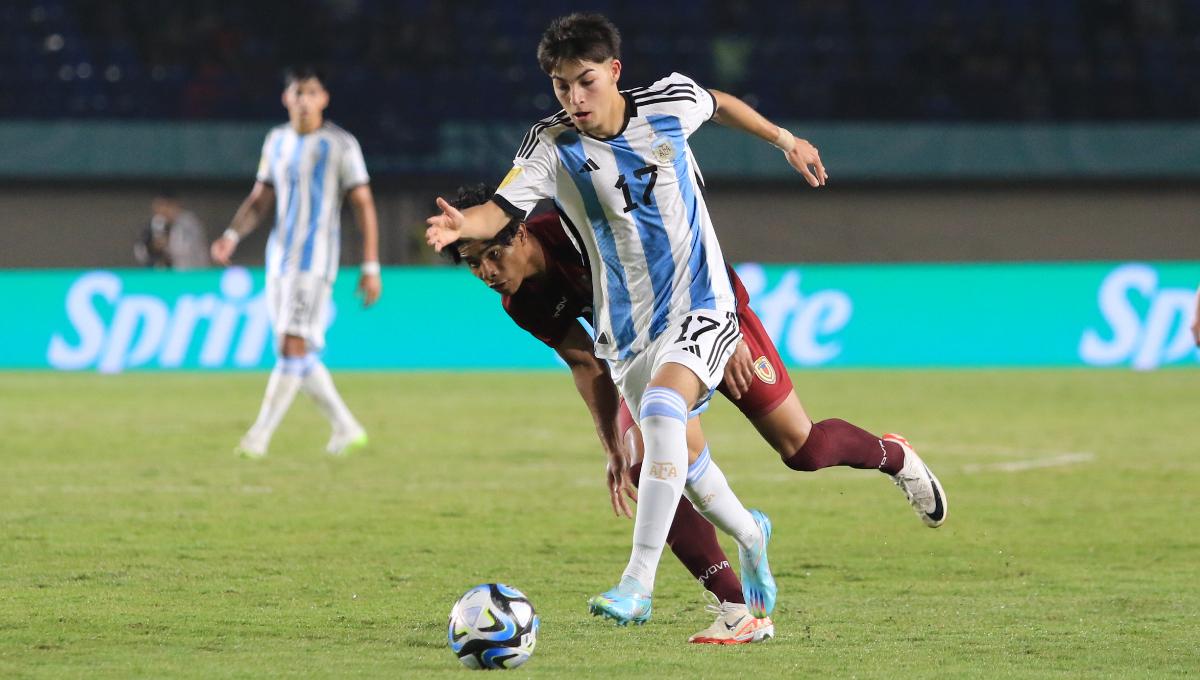 Gelandang Timnas Argentina U-17, Acuna Valentino melewati pemain Timnas Venezuela U-17, pada babak 16 besar Piala Dunia U-17 2023 di Stadion Si Jalak Harupat, Kabupaten Bandung, Selasa (21/11/23). (Arif)