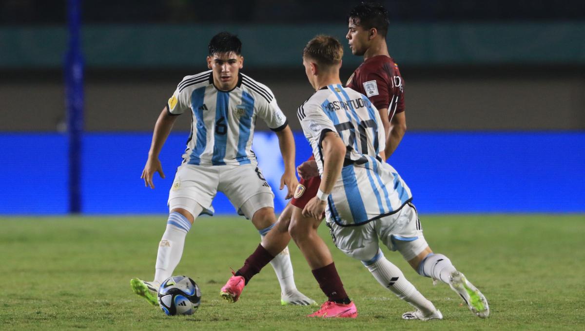 Pemain Timnas Argentina U-17, mengawal ketat pergerakan pemain Timnas Venezuela U-17, pada babak 16 besar Piala Dunia U-17 2023 di Stadion Si Jalak Harupat, Kabupaten Bandung, Selasa (21/11/23). (Arif)