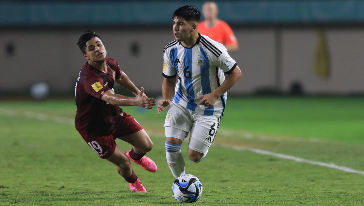 Bek Timnas Argentina U-17, Villalba Juan melewati pemain Timnas Venezuela U-17, Colina Junior pada babak 16 besar Piala Dunia U-17 2023 di Stadion Si Jalak Harupat, Kabupaten Bandung, Selasa (21/11/23). (Arif)