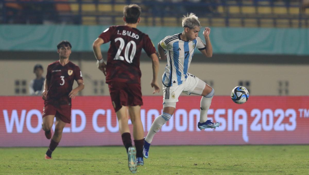 Striker Timnas Argentina U-17, Subiabre Ian menguasi bola saat menghadapi Timnas Venezuela U-17, pada babak 16 besar Piala Dunia U-17 2023 di Stadion Si Jalak Harupat, Kabupaten Bandung, Selasa (21/11/23). (Arif)