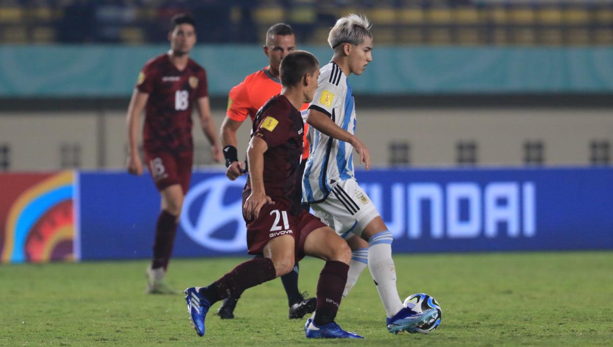 Striker Timnas Argentina U-17, Subiabre Ian dikawal ketat pemain Timnas Venezuela U-17, Profeta Nicola pada babak 16 besar Piala Dunia U-17 2023 di Stadion Si Jalak Harupat, Kabupaten Bandung, Selasa (21/11/23). (Arif)