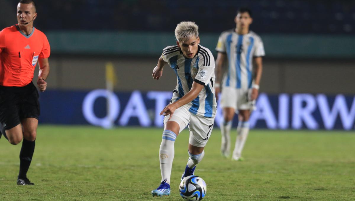 Striker Timnas Argentina U-17, Subiabre Ian menguasi bola saat menghadapi Timnas Venezuela U-17, pada babak 16 besar Piala Dunia U-17 2023 di Stadion Si Jalak Harupat, Kabupaten Bandung, Selasa (21/11/23). (Arif)