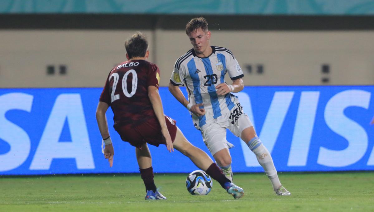 Gelandang Timnas Argentina U-17,  Mastantuono Franco mencoba melewati pemain Timnas Venezuela U-17, Balbo Luis  pada babak 16 besar Piala Dunia U-17 2023 di Stadion Si Jalak Harupat, Kabupaten Bandung, Selasa (21/11/23). (Arif)