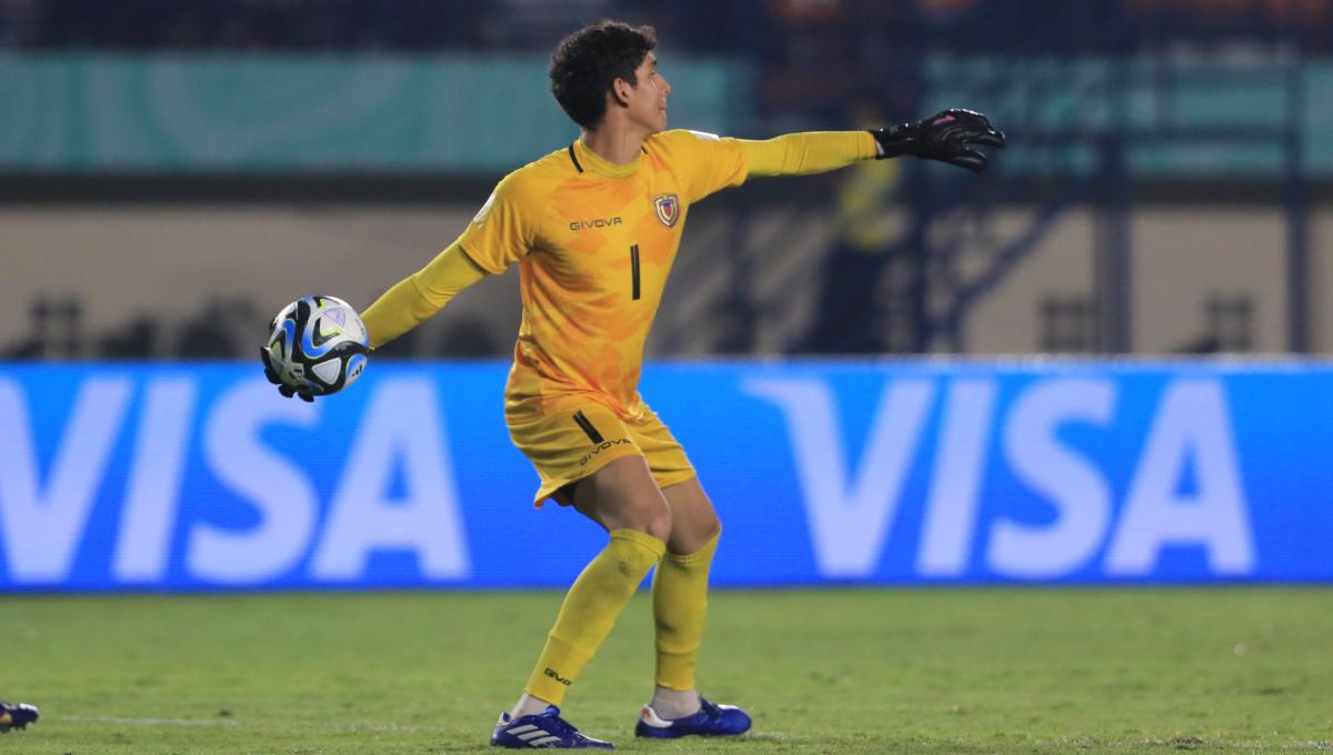 Penjaga gawang Timnas Venezuela U-17, Sanchez Jorge melepar bola saat menghadapi Timnas Argentina U-17, pada babak 16 besar Piala Dunia U-17 2023 di Stadion Si Jalak Harupat, Kabupaten Bandung, Selasa (21/11/23). (Arif)