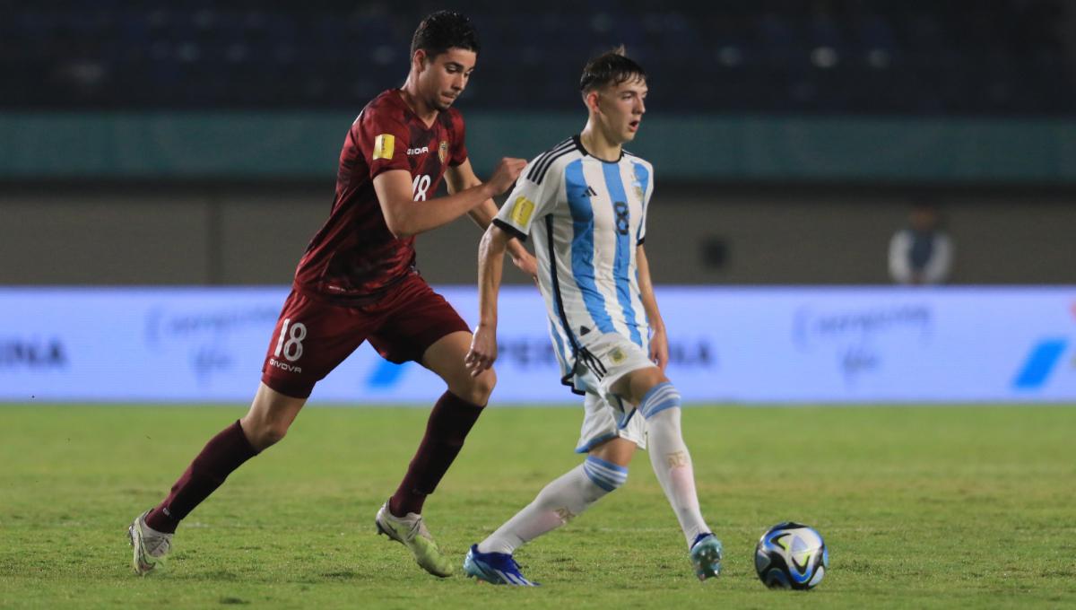 Gelandang Timnas Argentina U-17, Albarracin Gustavo dibayang-bayangi striker Timnas Venezuela U-17, Cichero Alejandro pada babak 16 besar Piala Dunia U-17 2023 di Stadion Si Jalak Harupat, Kabupaten Bandung, Selasa (21/11/23). (Arif)