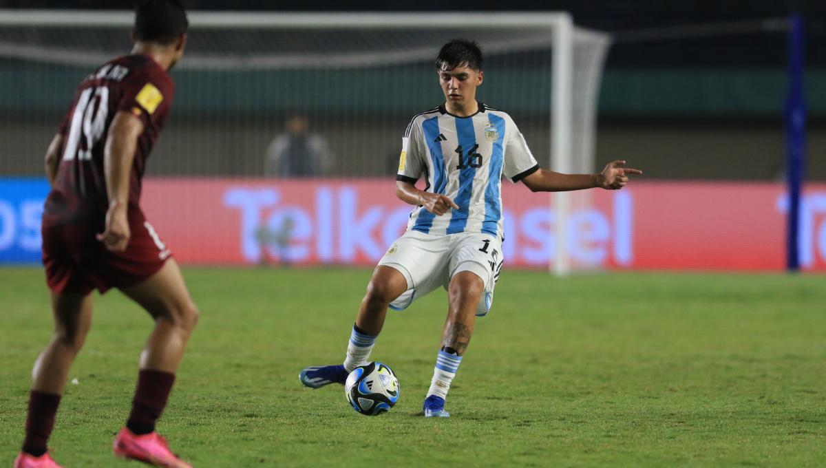 Gelandang Timnas Argentina U-17,  Laplace Thiago menguasai bola saat menghadapi Timnas Venezuela U-17, pada babak 16 besar Piala Dunia U-17 2023 di Stadion Si Jalak Harupat, Kabupaten Bandung, Selasa (21/11/23). (Arif)