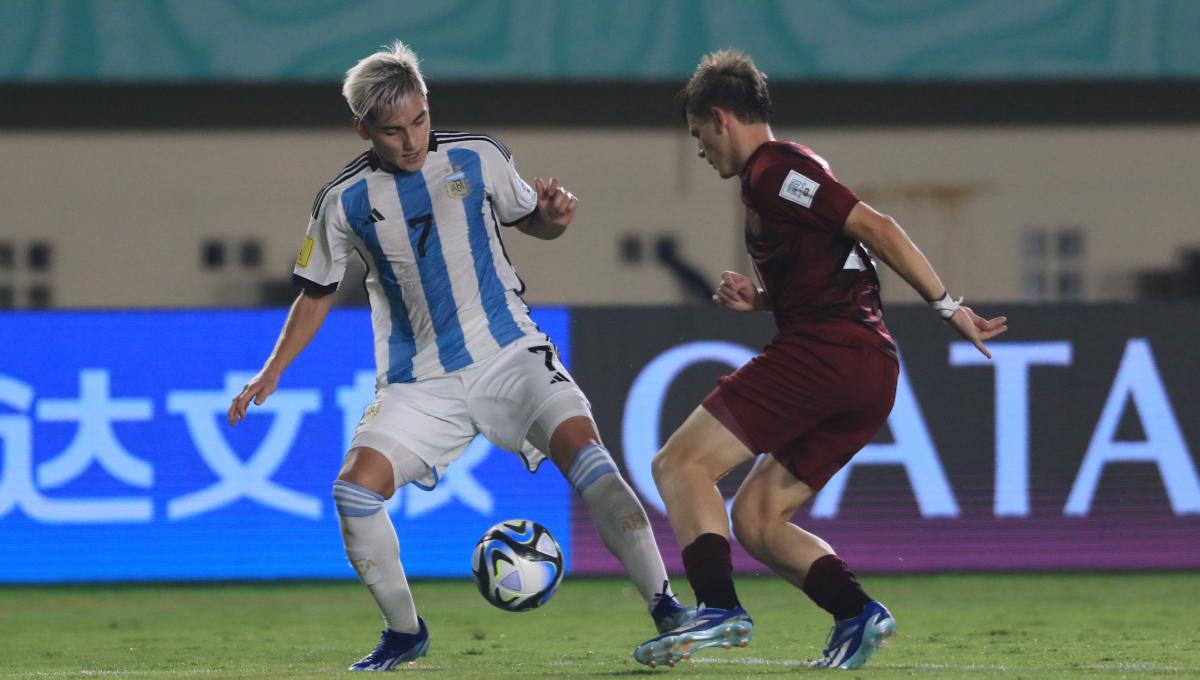 Striker Timnas Argentina U-17, Subiabre Ian mencoba melewati pemain Timnas Venezuela U-17, pada babak 16 besar Piala Dunia U-17 2023 di Stadion Si Jalak Harupat, Kabupaten Bandung, Selasa (21/11/23). (Arif)