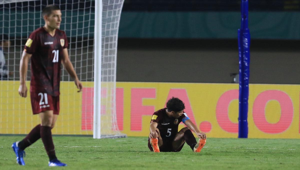 Pemain Timnas Venezuela U-17, Correa Jose terduduk lesu usai dikalahkan Timnas Argentina U-17 dengan skor 5-0 pada babak 16 besar Piala Dunia U-17 2023 di Stadion Si Jalak Harupat, Kabupaten Bandung, Selasa (21/11/23). (Arif)