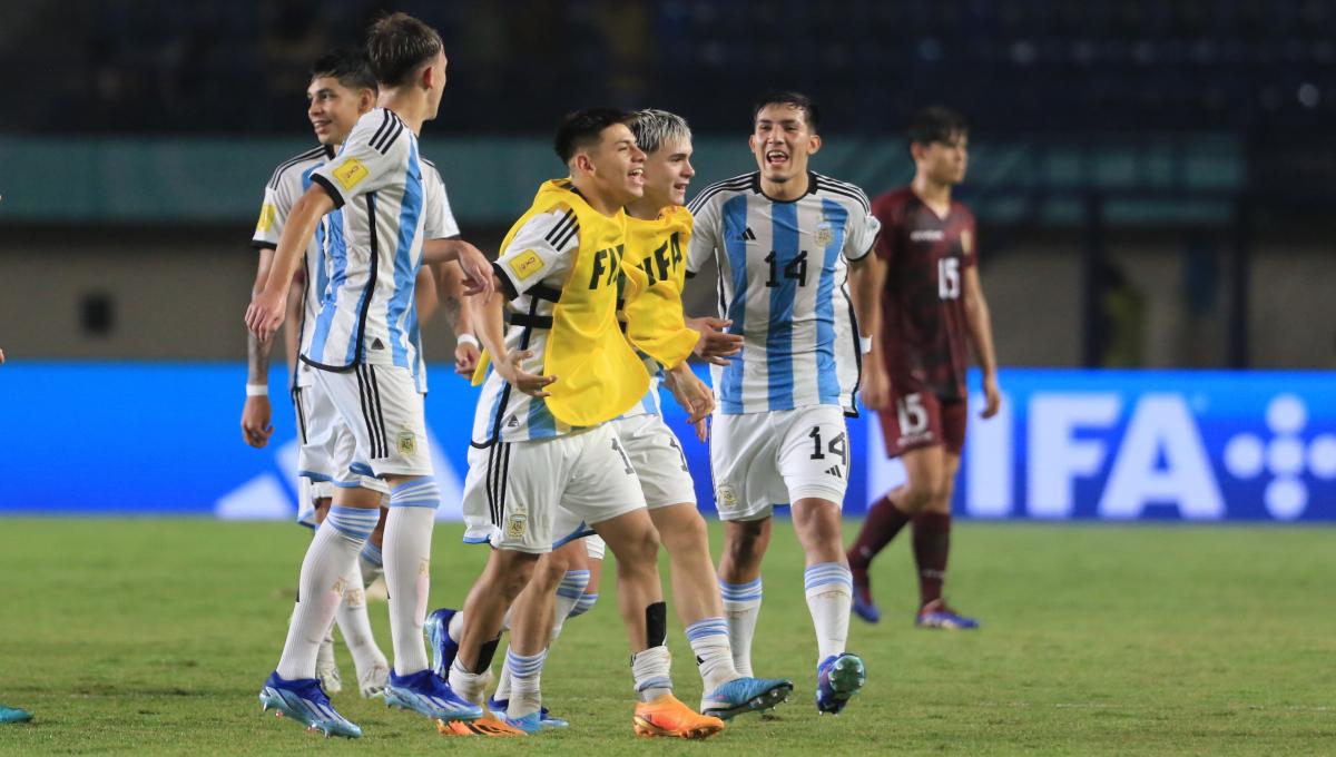 Pemain Timnas Argentina U-17 merayakan kemenangannya atas Timnas Venezuela U-17, dengan skor 5-0 pada babak 16 besar Piala Dunia U-17 2023 di Stadion Si Jalak Harupat, Kabupaten Bandung, Selasa (21/11/23). (Arif)