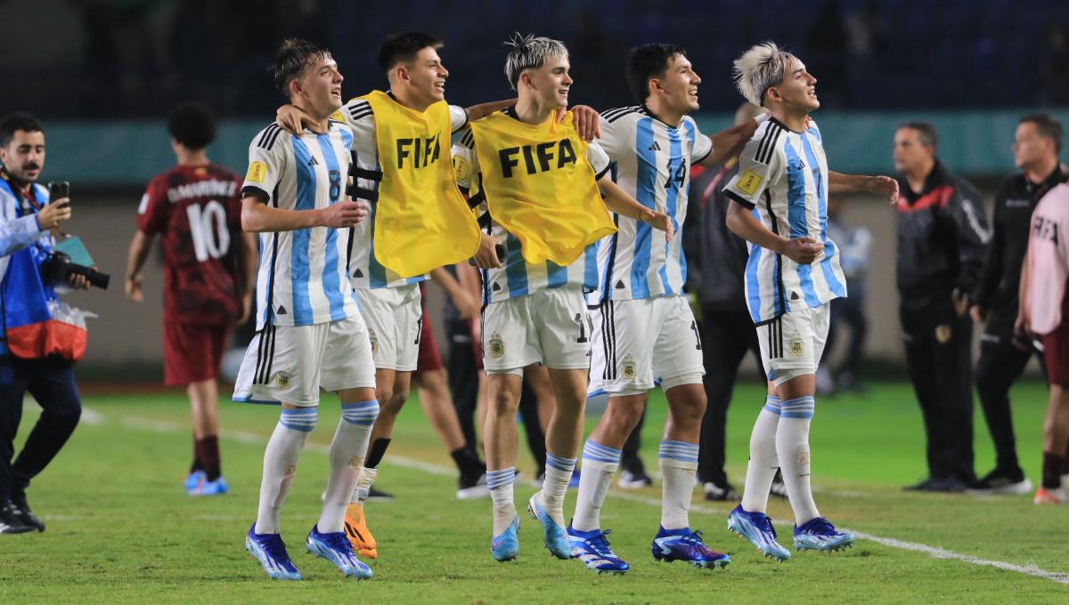 Pemain Timnas Argentina U-17 merayakan kemenangannya atas Timnas Venezuela U-17, dengan skor 5-0 pada babak 16 besar Piala Dunia U-17 2023 di Stadion Si Jalak Harupat, Kabupaten Bandung, Selasa (21/11/23). (Arif)