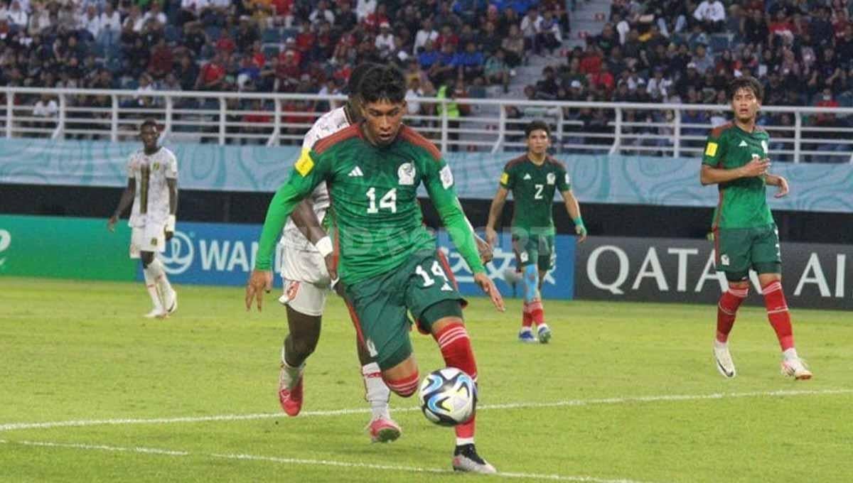 Manuel Sanchez berusaha mempertahankan bola dari kejaran Ibrahim Diarra di babak 16 besar Piala Dunia U-17 di Stadion GBT, Selasa (21/11/23). (Foto: Fitra Herdian/INDOSPORT)