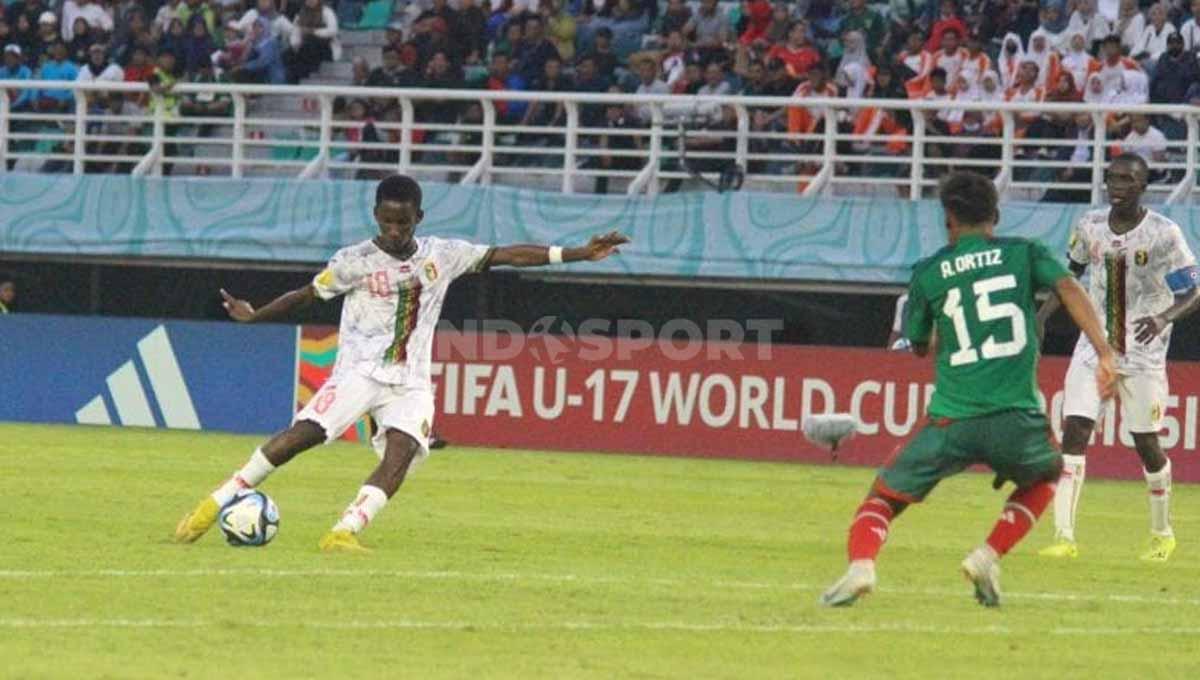 Moussa Massire Diop melepaskan tendangan keras dari luar kotak penalti Meksiko, berharap dapat menambah gol di babak 16 besar Piala Dunia U-17 di Stadion GBT, Selasa (21/11/23). (Foto: Fitra Herdian/INDOSPORT)