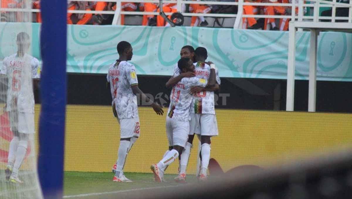 Selebrasi gol kelima Mali U-17 yang dicetak oleh Mahamoud Barry di babak 16 besar Piala Dunia U-17 di Stadion GBT, Selasa (21/11/23). (Foto: Fitra Herdian/INDOSPORT)