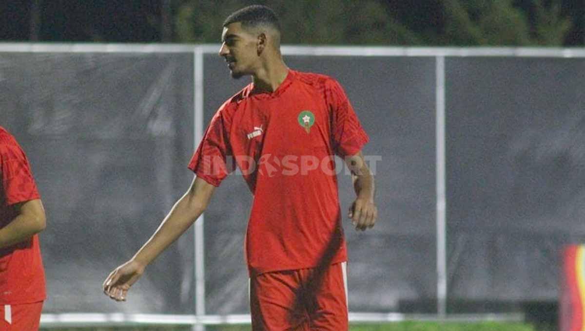 Pemain Maroko U-17 Zakaria Ousane di laga babak 16 besar Piala Dunia U-17 2023 di Stadion Gelora Bung Tomo, Surabaya, Selasa (21/11/23). (Foto: Fitra Herdian/INDOSPORT)