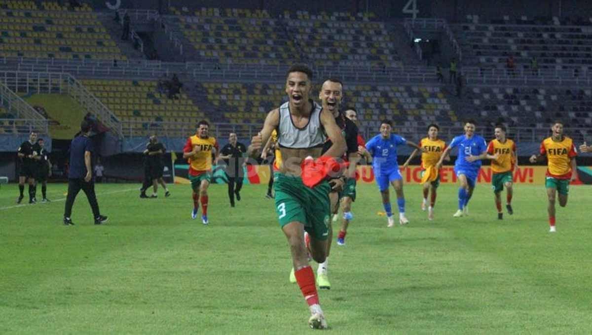 Fouad Zahouani langsung merayakan kemenangan Maroko melalui adu penalti di laga babak 16 besar Piala Dunia U-17 2023 di Stadion Gelora Bung Tomo, Surabaya, Selasa (21/11/23). (Foto: Fitra Herdian/INDOSPORT)