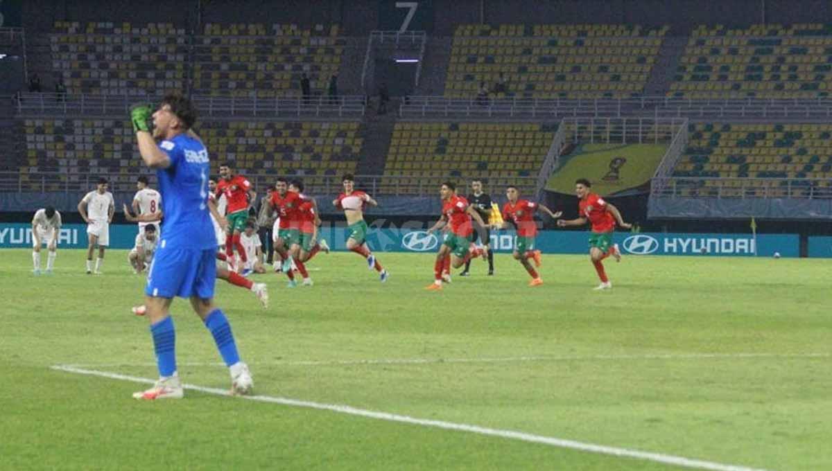 Para pemain Maroko U-17 merayakan kemenangan di laga babak 16 besar Piala Dunia U-17 2023 di Stadion Gelora Bung Tomo, Surabaya, Selasa (21/11/23). (Foto: Fitra Herdian/INDOSPORT)