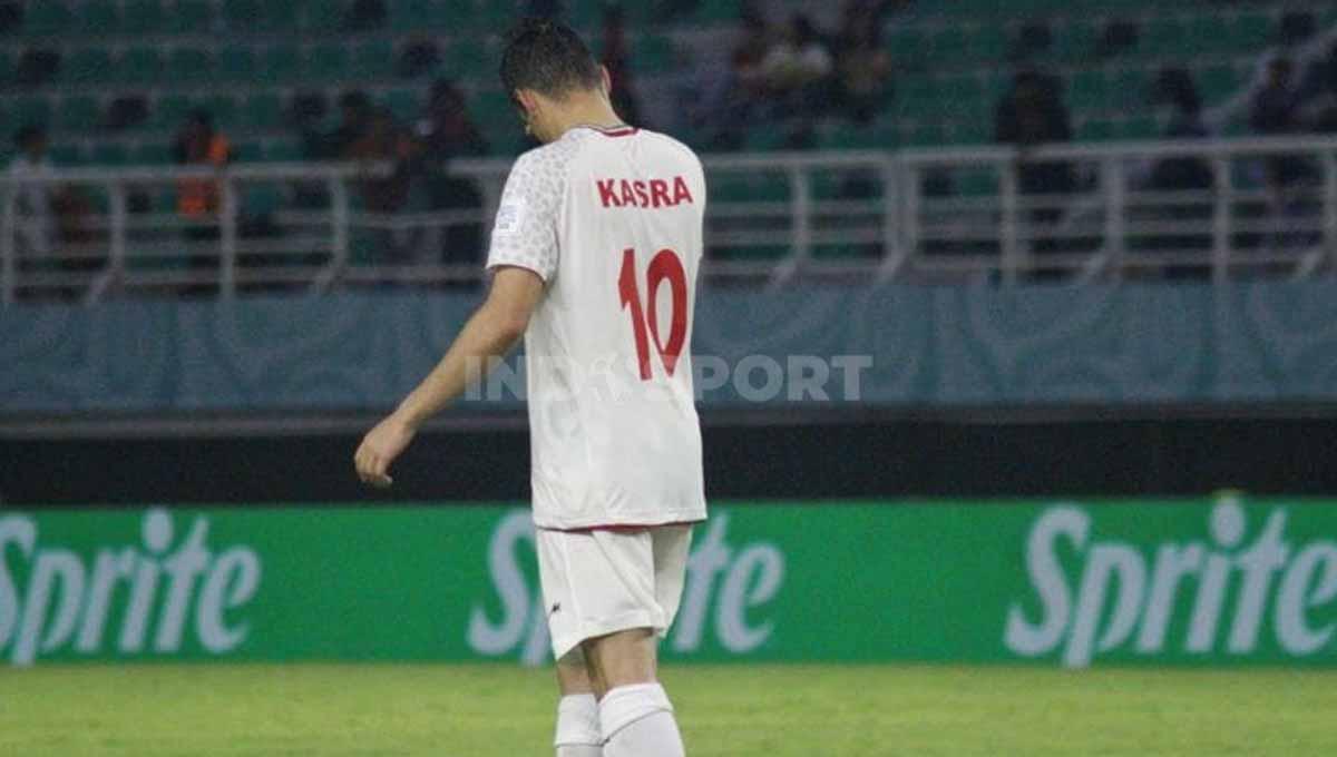 Kasra Taheri tertunduk lesu usai gagal mengeksekusi penalti ke gawang Maroko di laga babak 16 besar Piala Dunia U-17 2023 di Stadion Gelora Bung Tomo, Surabaya, Selasa (21/11/23). (Foto: Fitra Herdian/INDOSPORT)