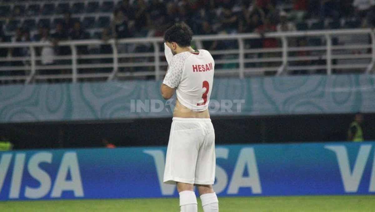 Hesam Nafari gagal mengeksekusi penalti ke gawang Maroko di laga babak 16 besar Piala Dunia U-17 2023 di Stadion Gelora Bung Tomo, Surabaya, Selasa (21/11/23). (Foto: Fitra Herdian/INDOSPORT)