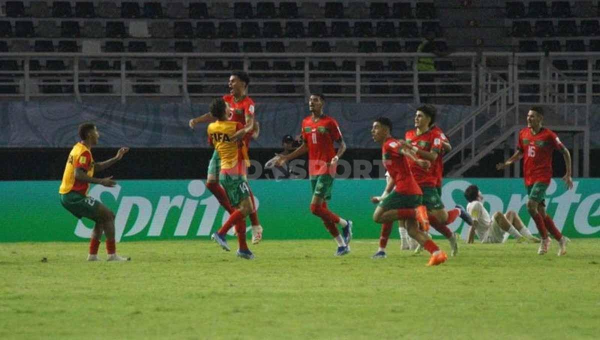 Pemain Maroko U-17 merayakan gol penyeimbang pada saat tambahan waktu di laga babak 16 besar Piala Dunia U-17 2023 di Stadion Gelora Bung Tomo, Surabaya, Selasa (21/11/23). (Foto: Fitra Herdian/INDOSPORT) - INDOSPORT